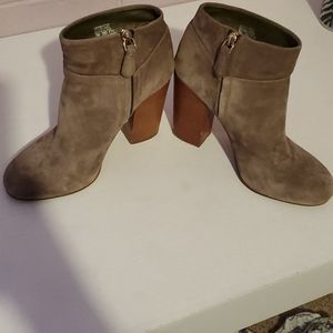 Size 7 woman heels tommy Hilfiger